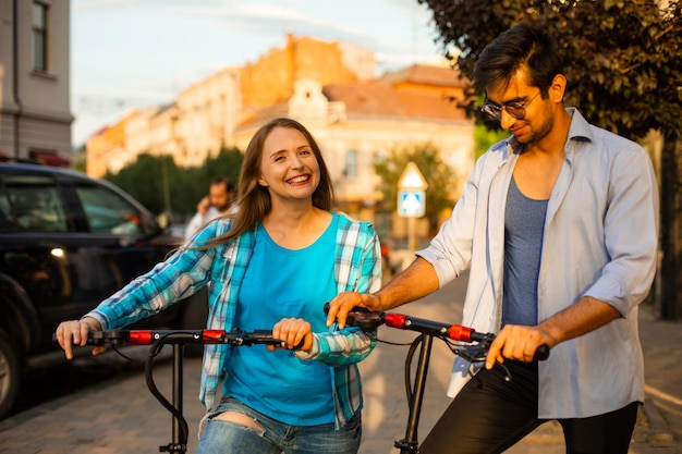 La coppia di innamorati guida uno scooter elettrico e si guarda l'un l'altro