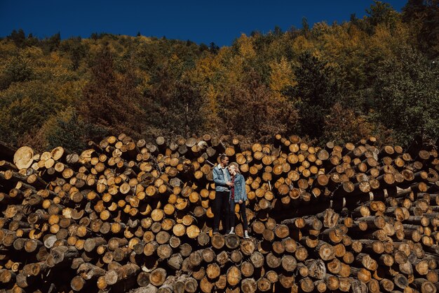 La coppia di innamorati si riposa nel bosco estivo.