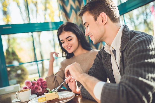 La coppia felice che mangia il dolce al bar