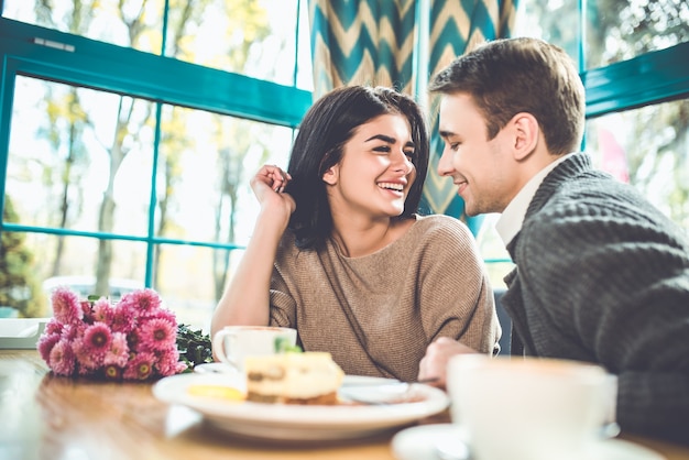 La coppia felice si rilassa al caffè