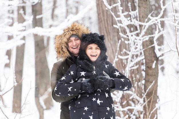 La coppia gioca con la neve in inverno