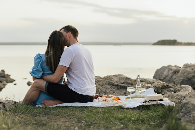 la coppia gode di un accogliente picnic sulla spiaggia con vista sul mare