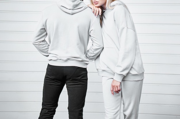La coppia indossa felpe di streetwear a cappuccio uomo e donna maglietta modello di logo