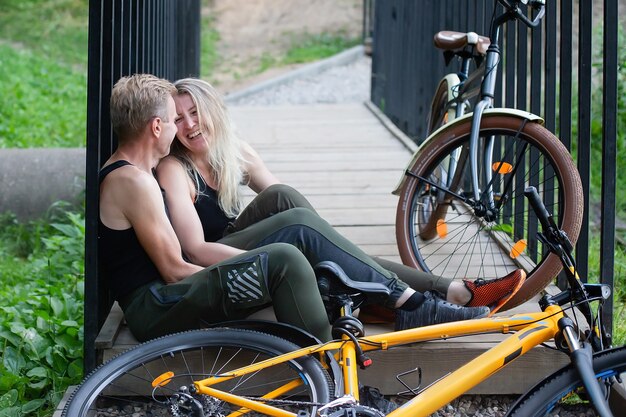 La coppia innamorata in bici nei boschi del parco