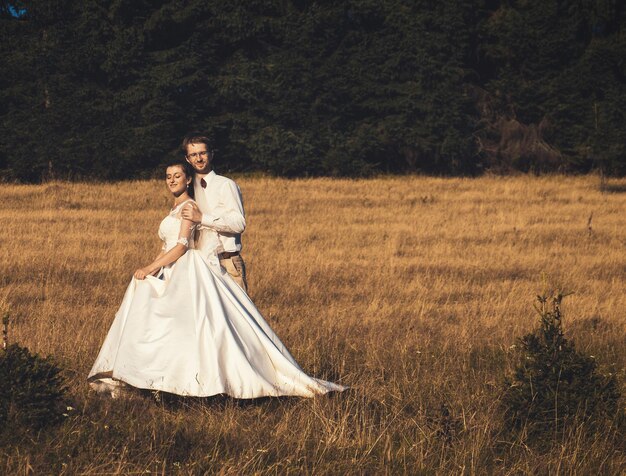 La coppia nuziale sposa e sposo nella foresta d'estate