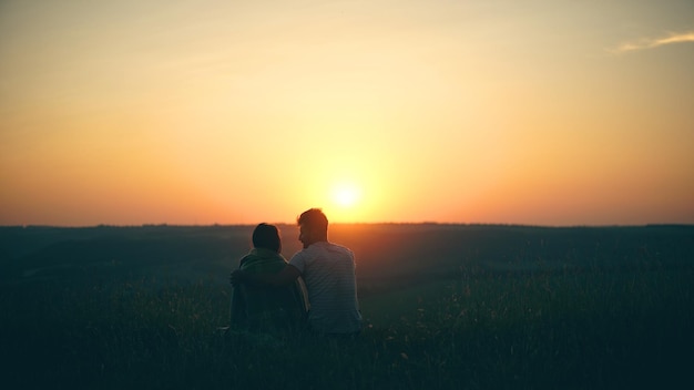 La coppia romantica che guarda la splendida vista del tramonto