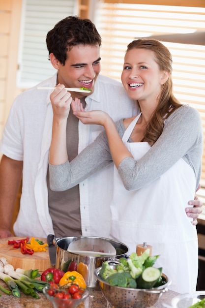 La coppia si diverte a preparare la cena insieme