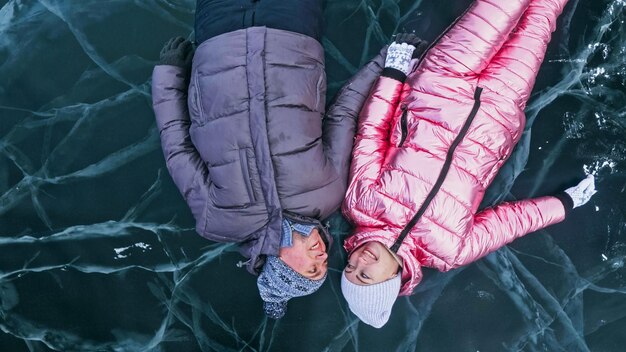 La coppia si diverte durante la passeggiata invernale sullo sfondo del ghiaccio di f