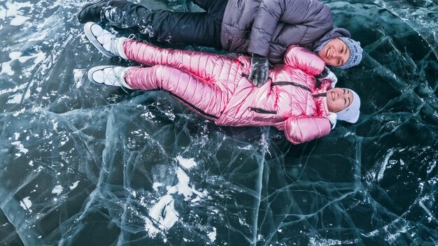 La coppia si diverte durante la passeggiata invernale sullo sfondo del ghiaccio di f