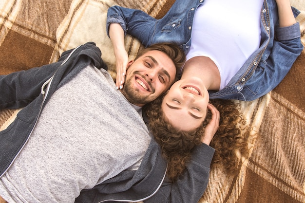 La coppia sorridente giaceva in copertina