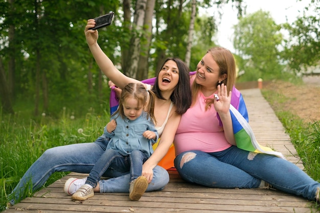 La coppia sposata con un figlio si fa un selfie usando il telefono