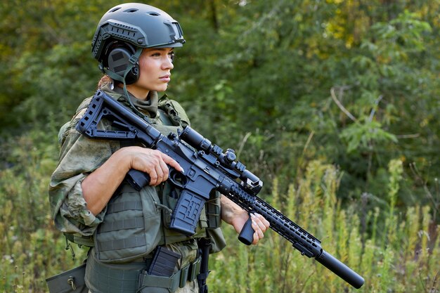 La coraggiosa donna caucasica è impegnata nella caccia di armi o fucili