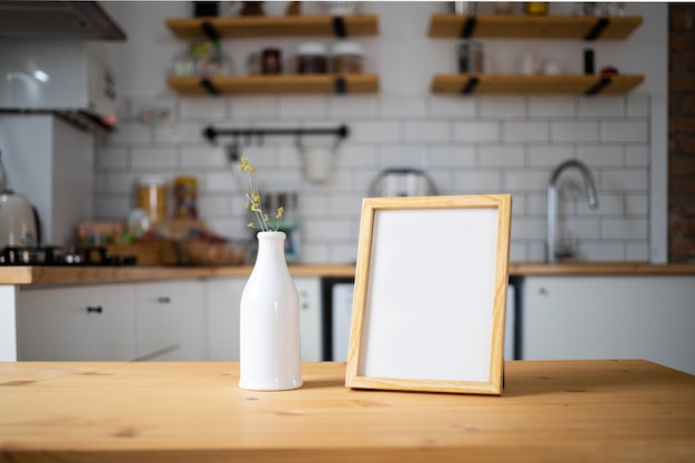 La cornice vuota sul tavolo della cucina moderna simula lo spazio per il testo