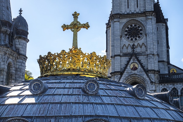 La corona dorata e la croce di Lourdes