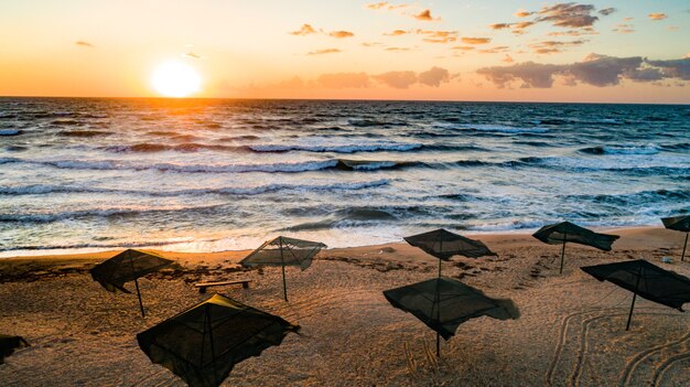 La corrente del mare nuota contro le onde del bellissimo mare