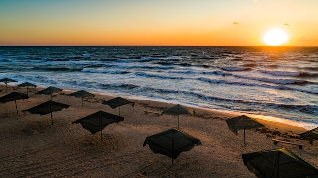 La corrente del mare nuota contro le onde del bellissimo mare