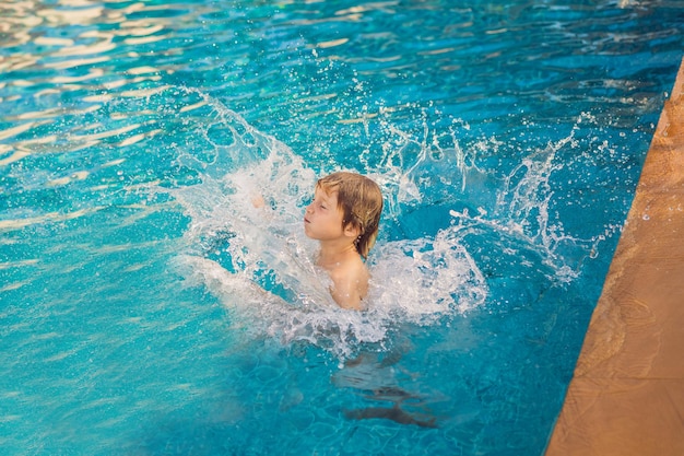 La corsa dei bambini salta nella piscina all'aperto Bambini felici per il design dello stile di vita