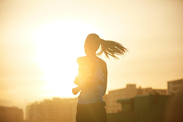 La corsa è uno dei migliori allenamenti per bruciare calorie in giro. Inquadratura di una giovane donna sportiva che va a correre in città