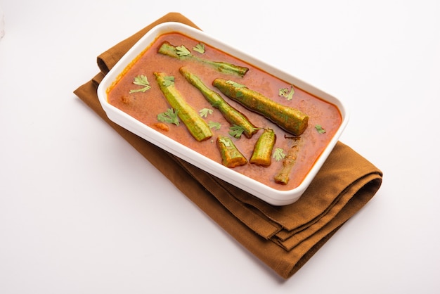 La coscia di curry è una deliziosa e piccante salsa di verdure o una ricetta secca che viene preparata utilizzando bastoncini di moringa e spezie. Cibo indiano sano