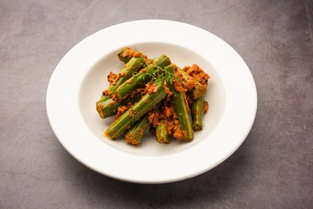 La coscia di curry è una deliziosa e piccante salsa di verdure o una ricetta secca che viene preparata utilizzando bastoncini di moringa e spezie. Cibo indiano sano