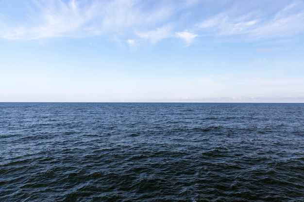 La costa del Mar Baltico freddo, il freddo clima estivo sul Mar Baltico con molte onde del forte vento