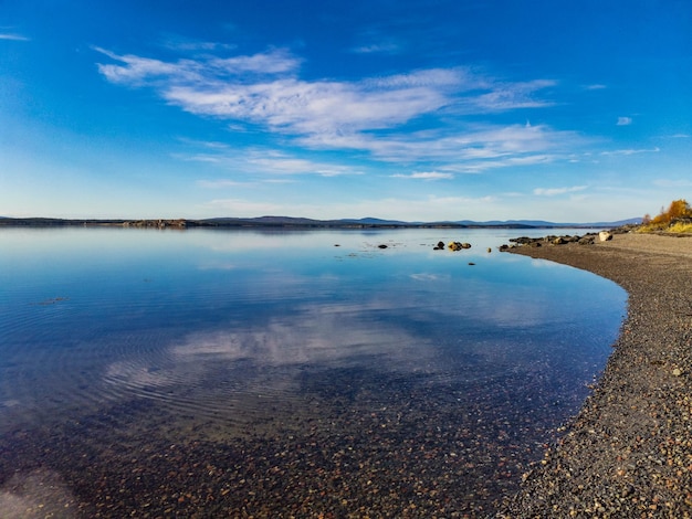 La costa del Mar Bianco in una giornata di sole con pietre nell'acqua Carelia