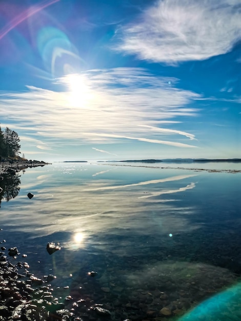 La costa del Mar Bianco in una giornata di sole I raggi del sole Carelia 2021 Russia