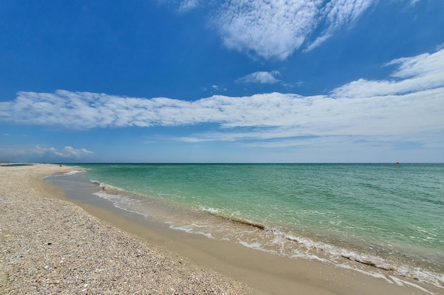 La costa del Mar d'Azov un bellissimo mare turchese calmo