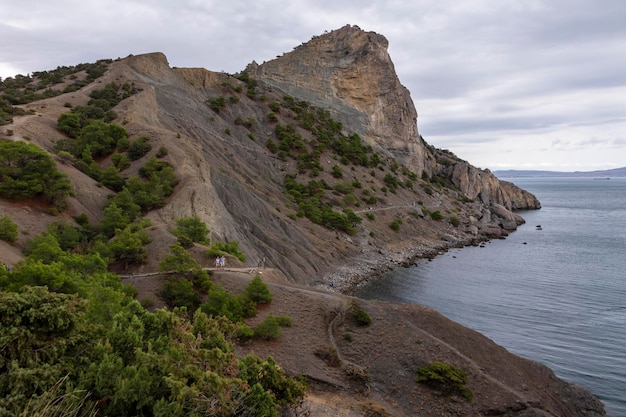 La costa del Mar Nero di Crimea paesaggistica mare montagne e cielo il concetto di viaggio e turismo