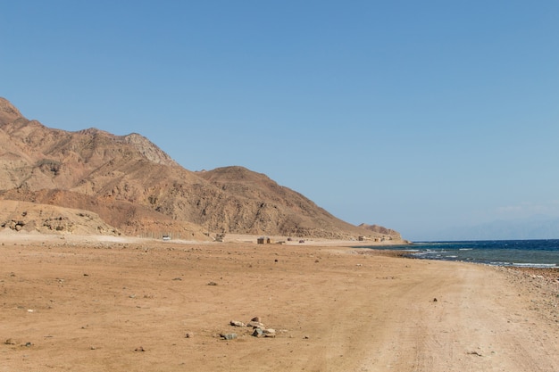 La costa del Mar Rosso e le montagne. Egitto, la penisola del Sinai.