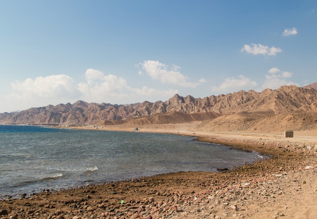 La costa del Mar Rosso e le montagne sullo sfondo. Egitto, la penisola del Sinai.