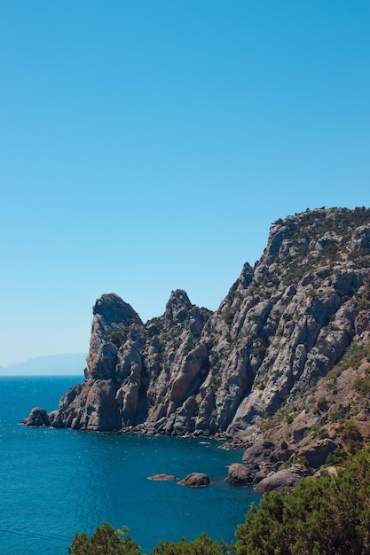 La costa del mare della Crimea il villaggio di novy svet vicino a sudak paesaggio marino estivo itinerante hiki