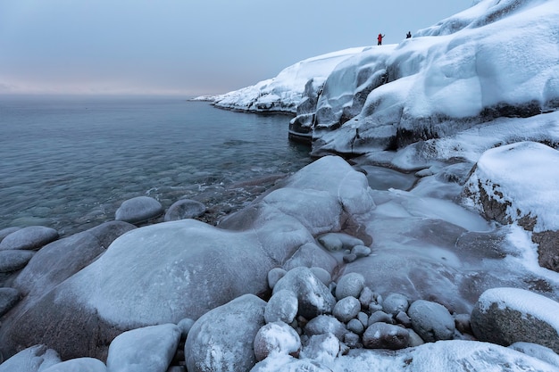 La costa del mare di Barents e le montagne coperte di neve. Un viaggio a Teriberka, penisola di Kola. Regione polare russa