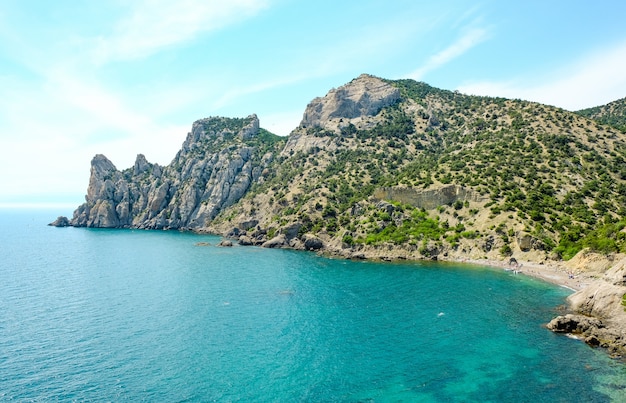 La costa del mare di Crimea, il villaggio di Novy Svet vicino a Sudak. Paesaggio marino estivo.