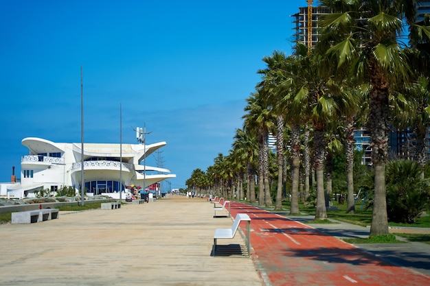 La costa dell'argine della località turistica di Batumi in Georgia