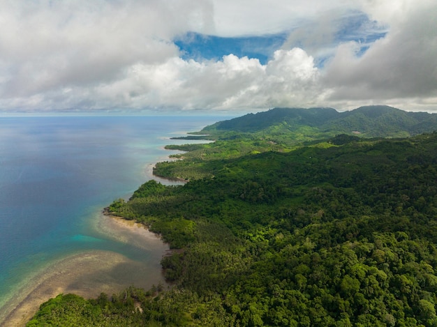 La costa dell'isola e il mare blu