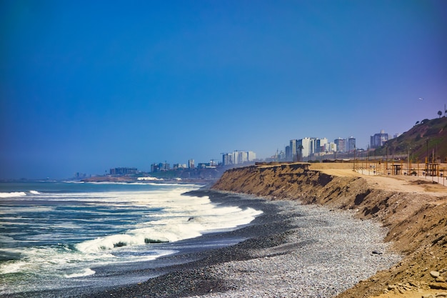 La costa dell'Oceano Pacifico sulla città di Lima in Perù