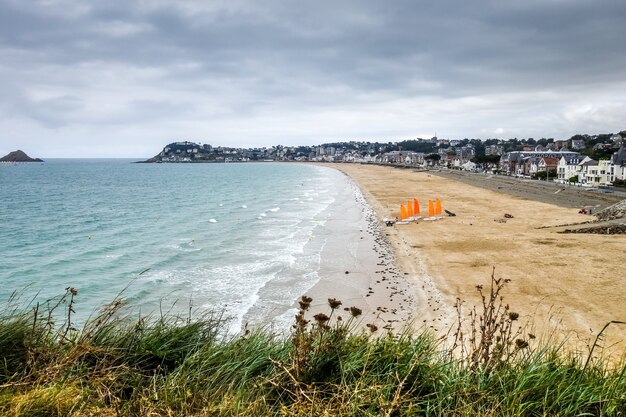 La costa della spiaggia di Pleneuf Val Andre e il paesaggio della città Bretagna Francia