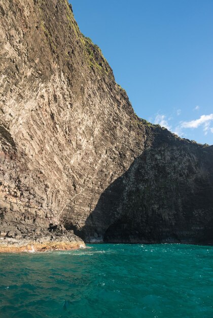 La costa di Na Pali è stata ripresa dalla crociera al tramonto lungo la costa di Kauai