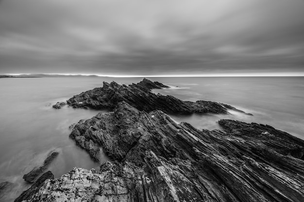 La costa rocciosa del Mar Cantabrico con le sue nuvole