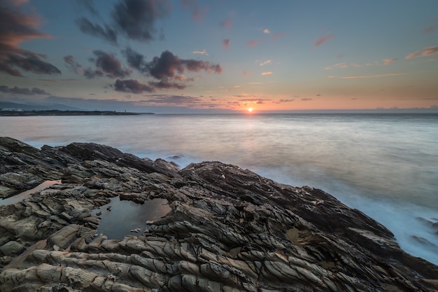 La costa rocciosa del Mar Cantabrico con le sue nuvole