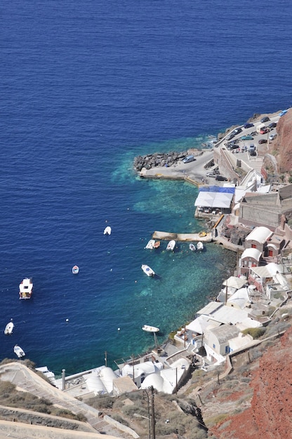 La costa rocciosa dell'isola nel Mar Egeo