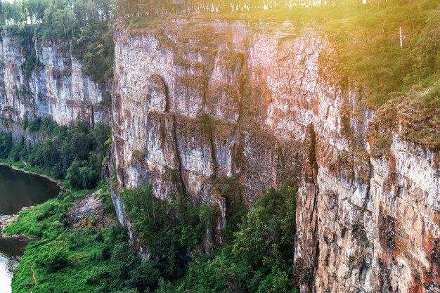 La costa rocciosa di un fiume pittoresco