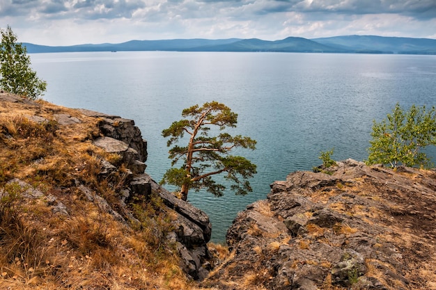 La costa rocciosa di un pittoresco lago