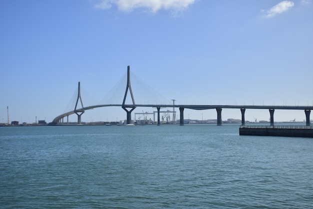 La Costituzione del 1812 Bridge o La Pepa Bridge un ponte strallato attraverso la baia di Cadice in Spagna