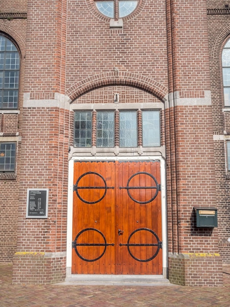 La costruzione della chiesa cattolica di San Vincenzo è un punto di riferimento di Volendam, piccola città di pescatori, Paesi Bassi