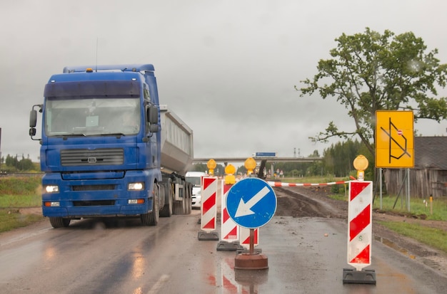 La costruzione della strada a semaforo rosso ostacola il traffico in città