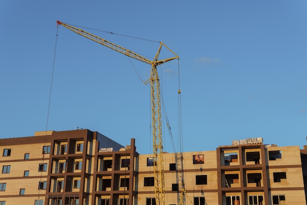 La costruzione di un nuovo condominio sullo sfondo di un cielo limpido.