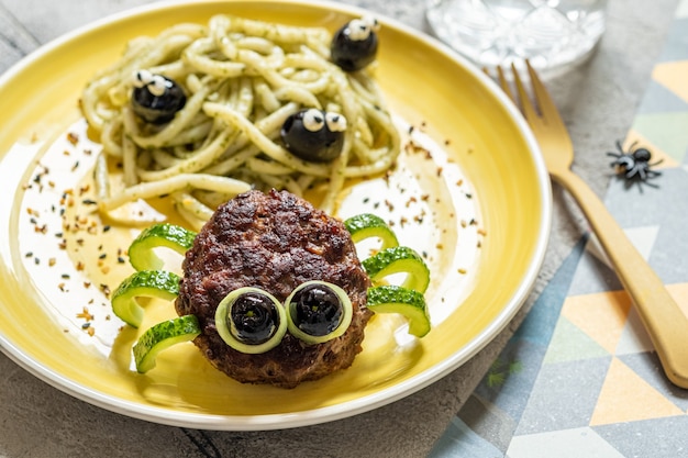 La cotoletta sembra un ragno con la pasta al pesto