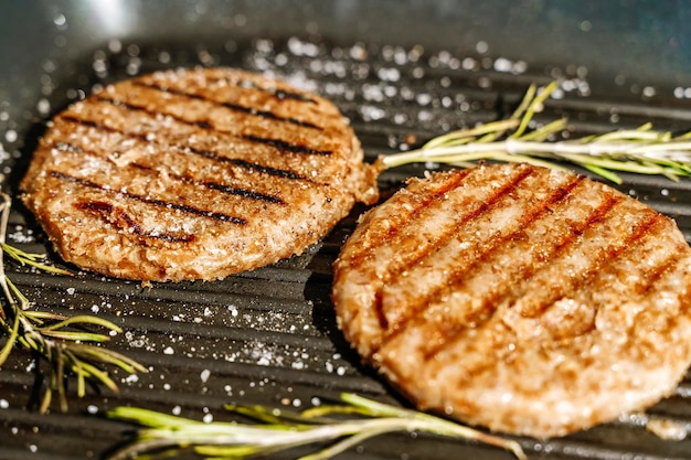 La cotoletta vegetariana è grigliata per hamburger vegetariani. Prodotti vegetariani dal concetto di carne a base vegetale, oltre lo sfondo della cucina. Foto di alta qualità